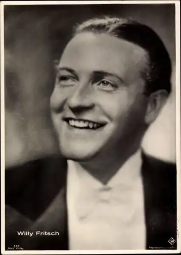 Ak Schauspieler Willy Fritsch, UFA, Portrait, lachend, Fliege, Ross Verlag