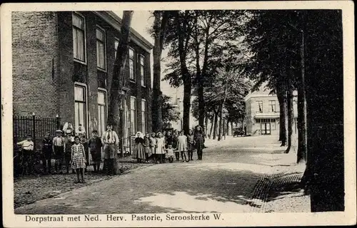 Ak Serooskerke Walcheren Zeeland Niederlande, Dorpstraat, Ned. Rev. Presbyterium