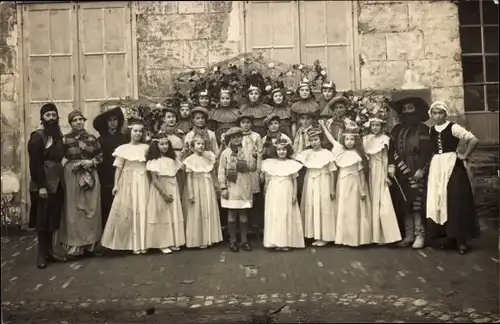 Foto Ak Beauvais Oise, Gruppenbild, Menschen in Kostümen, Fest