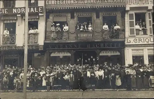 Foto Ak Beauvais Oise, Fest, Menschen, Gruppenbild, Straßenpartie