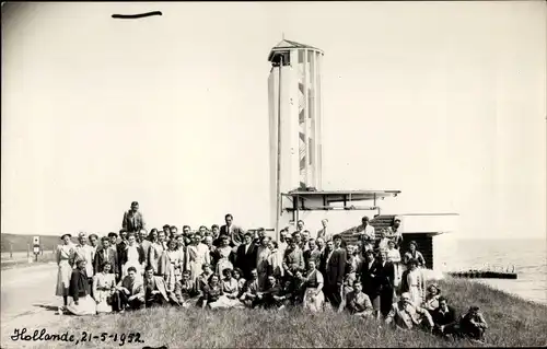 Foto Ak Afsluitdijk Friesland Niederlande, Gruppenfoto, Turm