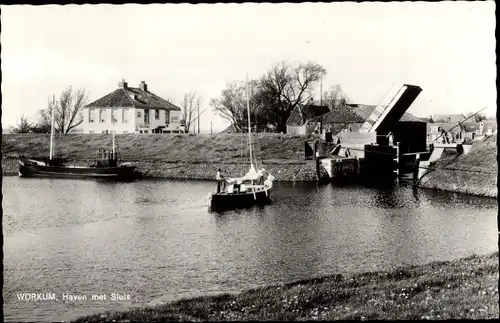 Ak Workum Friesland Niederlande, Haven met Sluis