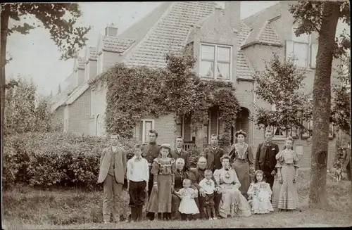 Foto Ak Gruppenfoto, Kinder, Erwachsene, Haus