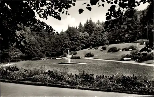 Ak Bad Berneck im Fichtelgebirge Bayern, Kurpark, Springbrunnen