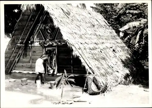 Foto Ak Hütte mit Strohdach, Palmen, Afrikanerin