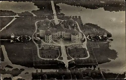 Ak Moritzburg in Sachsen, Jagdschloss Moritzburg, Fliegeraufnahme aus dem Luftschiff