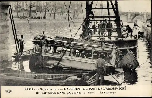 Ak Paris, Der Unfall der Pont de l'Archeveche, ein Bus in der Seine, Die Rettung
