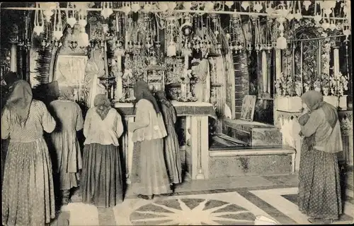 Ak Jerusalem Israel, Golgatha, Golgatha, Frauen beim Gebet, Innenansicht