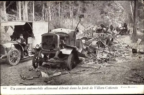 Ak Zerstörter deutscher Armee-Konvoi im Wald von Villers Cotterets, 1. WK
