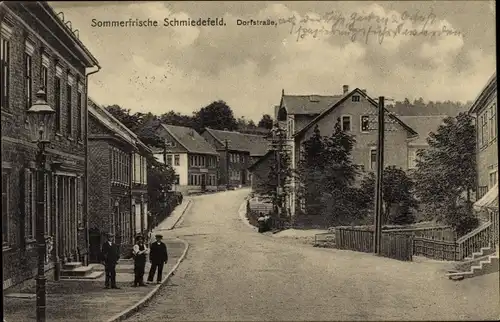 Ak Schmiedefeld am Rennsteig Thüringen, Dorfstraße, Straßenlaterne