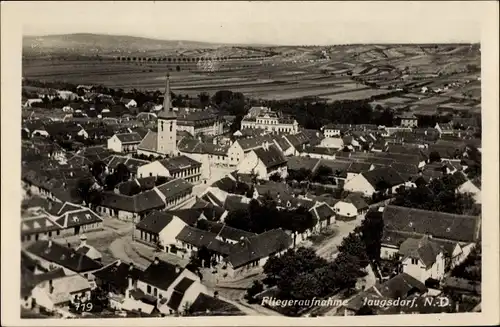 Ak Haugsdorf in Niederösterreich, Fliegeraufnahme der Ortschaft