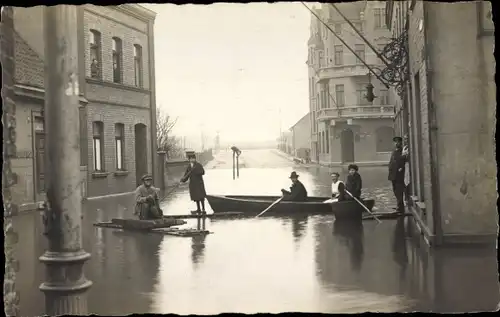 Foto Ak Hochwasser in einer Stadt, Straßen unter Wasser, Ruderer