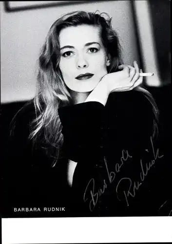 Foto Schauspielerin Barbara Rudnik, Portrait mit Zigarette, Autogramm