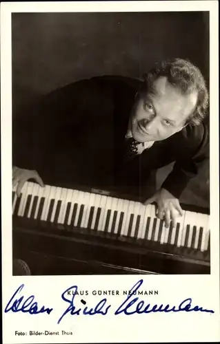 Ak Schauspieler und Kabarettist Klaus Günter Neumann, Der Insulaner, Portrait, Klavier, Autogramm