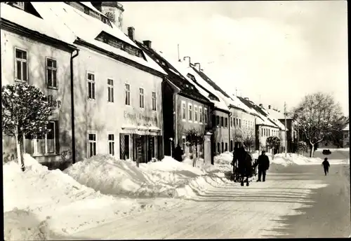 Ak Sayda im Erzgebirge, Hauptstraße, Engel Drogerie, Winter, Schnee