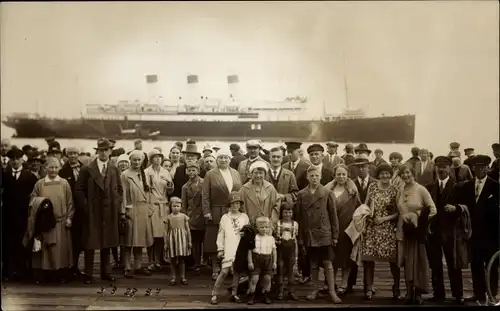 Foto Ak Nordseebad Cuxhaven, Passagierdampfer, Gruppenbild, Dampfschiff