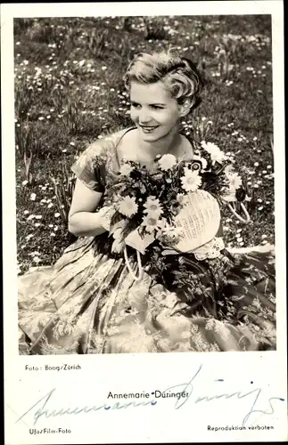 Ak Schauspielerin Annemarie Düringer, sitzend auf einer Wiese, Blumen, Autogramm