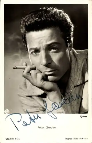 Ak Schauspieler Peter Garden, Portrait, Zigarette, Autogramm