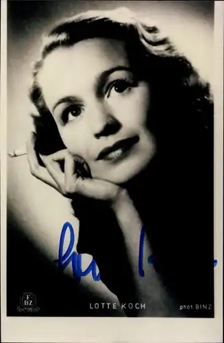 Ak Schauspielerin Lotte Koch, Portrait, Zigarette, Autogramm