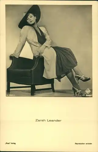 Ak Schauspielerin und Sängerin Zarah Leander, Portrait, Rose von Nowgorod, Ross Verlag A 2034 1