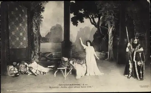 Ak Wagners Oper, Götterdämmerung, III. Akt, Brunhilde, Krieger, Speer, Schauspieler