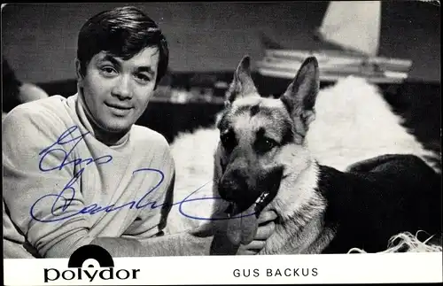 Ak Sänger Gus Backus mit Schäferhund, Polydor Schallplatten, Autogramm