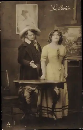 Ak Theaterszene, Schauspieler, Liebespaar, Gemälde, Tisch