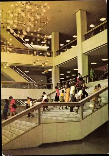 Ak Berlin Mitte, Palast der Republik, Besucher