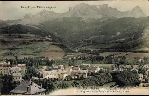 Ak Barcelonnette Hautes Alpes, Gesamtansicht, Gendarmenhut und Zuckerhut