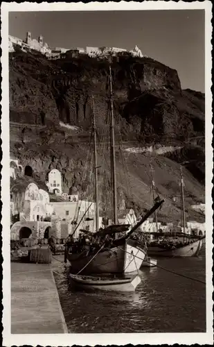 Foto Ak Santorini Thira Griechenland, Der Hafen und Blick auf Phira