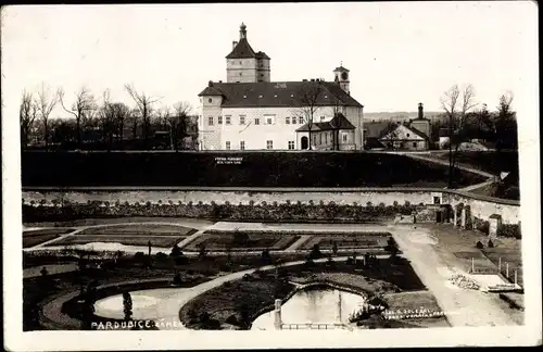 Foto Ak Pardubice Pardubitz Stadt, Schloss, Gartenanlagen, Teich
