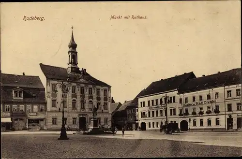 Ak Radeberg in Sachsen, Marktplatz, König Albert Denkmal, Rathaus, Hotel zur Grünen Tanne, Gasthof