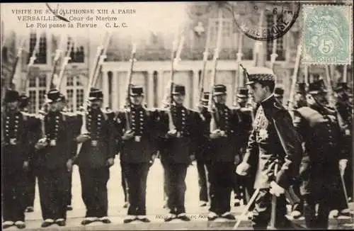 Ak Versailles Yvelines, Besuch von HM Alphonse XIII. in Paris, Der König verabschiedet die Rezension