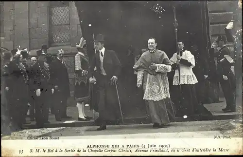 Ak Alphonse XIII. in Paris, Der König verlässt die Fronleichnamskapelle