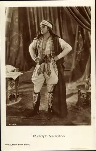 Ak Schauspieler Rudolph Valentino, Portrait, Ross Verlag 1534 1, Filmszene