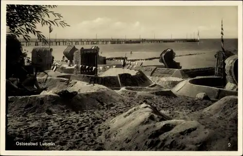 Ak Ostseebad Lubmin in Pommern, Partie bei den Sandburgen, Strand, Steg