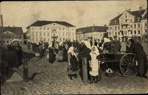 Ak Jelgava Mitau Lettland, Marktplatz, Trachten