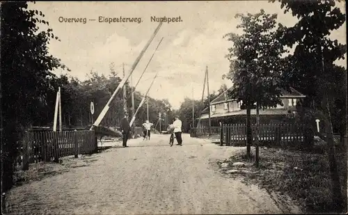 Ak Nunspeet Gelderland, Bahnübergang Elspeeterweg