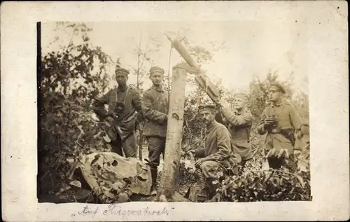 Foto Ak Deutsche Soldaten in Uniformen mit Fliegerabwehr Maschinengewehr, I WK