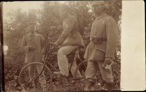 Foto Ak Fahrrad-Melder mit Depeschentasche, Pistole, Deutsche Soldaten in Uniformen