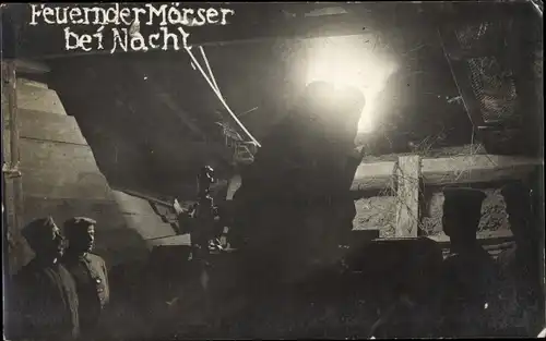 Foto Ak Deutsche Soldaten in Uniformen, feuernder Mörser bei Nacht, I WK