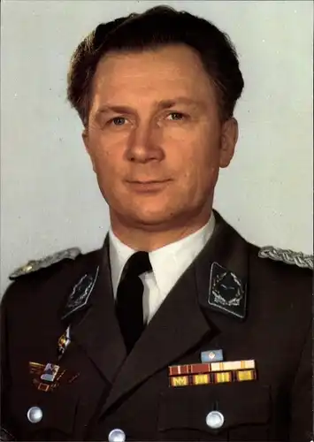 Ak Kosmonaut Sigmund Jähn, erster Fliegerkosmonaut der DDR, Portrait