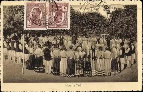 Ak Rumänien Männer und Frauen in Volkstrachten