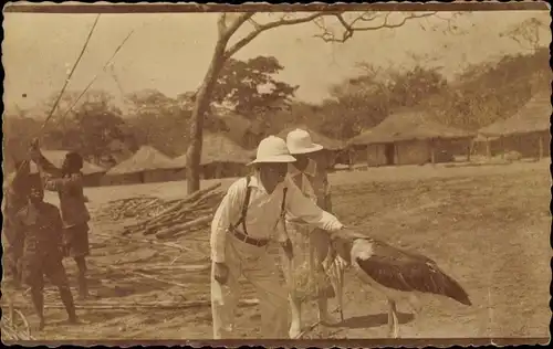 Foto Ak Afrika, Ortsansicht, Einheimische, Europäer, Vogel