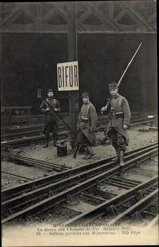 Postkarte La Greve des Chemins de Fer, Soldaten bewachen eine Gabelung