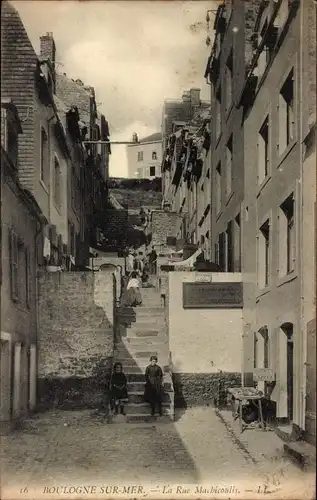 Ak Boulogne sur Mer Pas de Calais, Rue Machicoulis