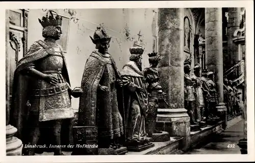 Ak Innsbruck in Tirol, Hofkirche, Innenansicht, Standbilder