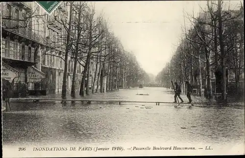 Ak Paris VIII, Boulevard Haussmann, Fußgängerbrücke, Die große Seine-Flut Januar 1910