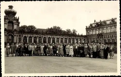 Foto Ak Dresden Altstadt, Königlicher Zwinger, Gruppenbild