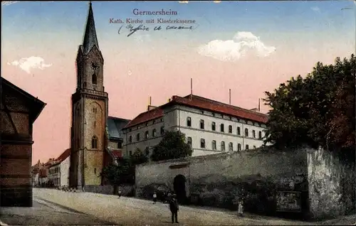 Ak Germersheim am Rhein, Kath. Kirche mit Klosterkaserne, Straßenpartie mit Passanten